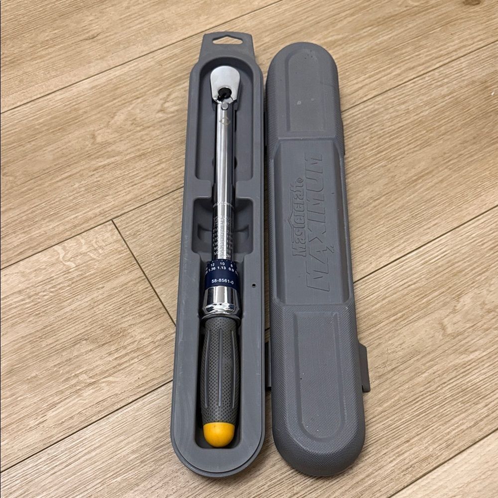 NEW Torque Wrench 3/8 with Gray Case